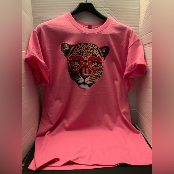 Everyone loves a tee shirt Cheetah sun fun - Picture 2 of 3